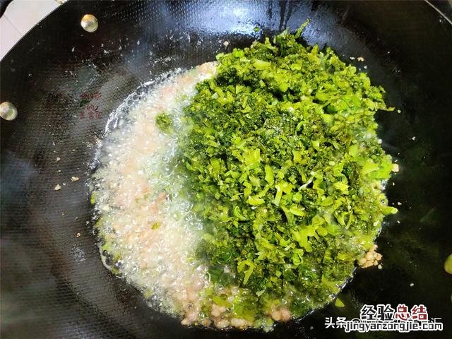 酸菜要怎么炒都不会酸才好吃 腌制的酸菜怎么炒好吃