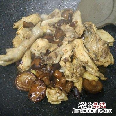 家常香菇炖鸡的正确方法 香菇炒鸡肉的做法