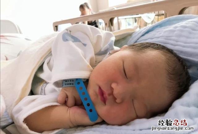 新生儿护理要点新手爸妈必看 初生婴儿护理育儿知识大全