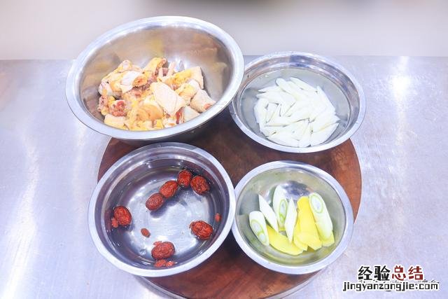 厨师长教你如何炖鸡汤 鸡汤里放什么食材好吃