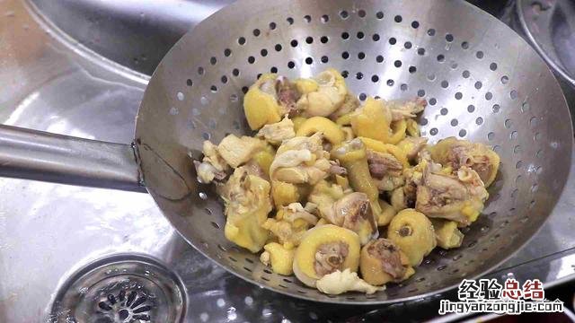 厨师长教你如何炖鸡汤 鸡汤里放什么食材好吃