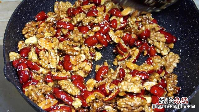 大厨教你在家做红枣核桃芝麻糖 核桃芝麻糖怎么做好吃