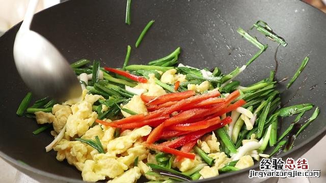 东北蒜苗炒鸡蛋家常做法 蒜苗炒鸡蛋怎么炒能好吃窍门