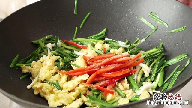 东北蒜苗炒鸡蛋家常做法 蒜苗炒鸡蛋怎么炒能好吃窍门