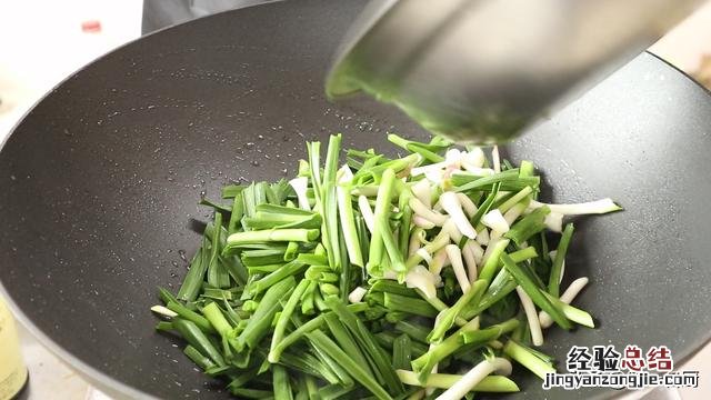 东北蒜苗炒鸡蛋家常做法 蒜苗炒鸡蛋怎么炒能好吃窍门