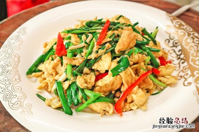 东北蒜苗炒鸡蛋家常做法 蒜苗炒鸡蛋怎么炒能好吃窍门
