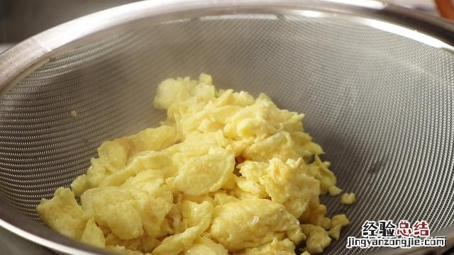 东北蒜苗炒鸡蛋家常做法 蒜苗炒鸡蛋怎么炒能好吃窍门