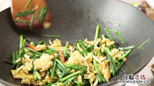 东北蒜苗炒鸡蛋家常做法 蒜苗炒鸡蛋怎么炒能好吃窍门