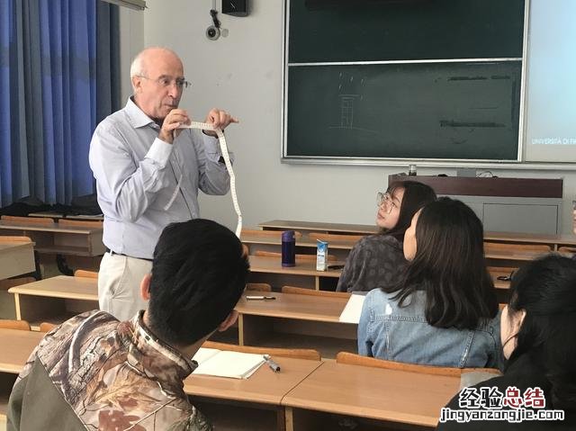 大学在编老师年薪能拿多少 大学老师一年挣多少钱