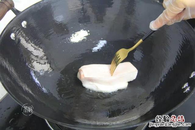 不粘锅铁锅开锅的正确方法 铁锅怎么开锅可以达到不粘锅的效果