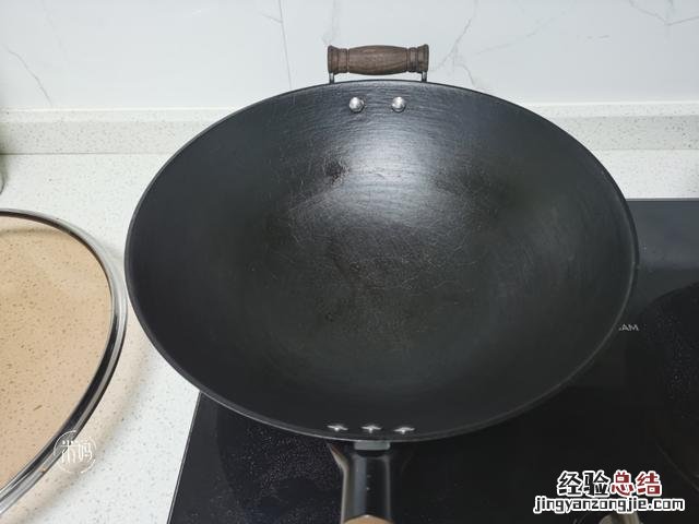 不粘锅铁锅开锅的正确方法 铁锅怎么开锅可以达到不粘锅的效果