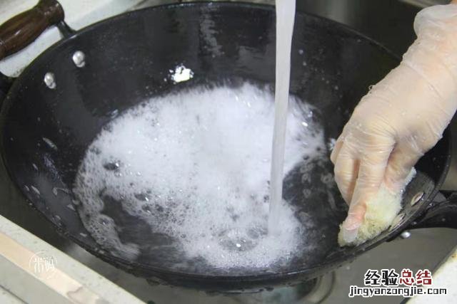 不粘锅铁锅开锅的正确方法 铁锅怎么开锅可以达到不粘锅的效果
