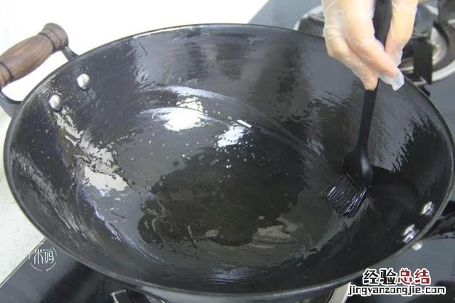 不粘锅铁锅开锅的正确方法 铁锅怎么开锅可以达到不粘锅的效果