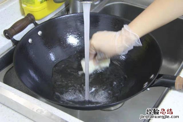 不粘锅铁锅开锅的正确方法 铁锅怎么开锅可以达到不粘锅的效果