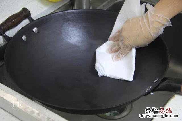 不粘锅铁锅开锅的正确方法 铁锅怎么开锅可以达到不粘锅的效果