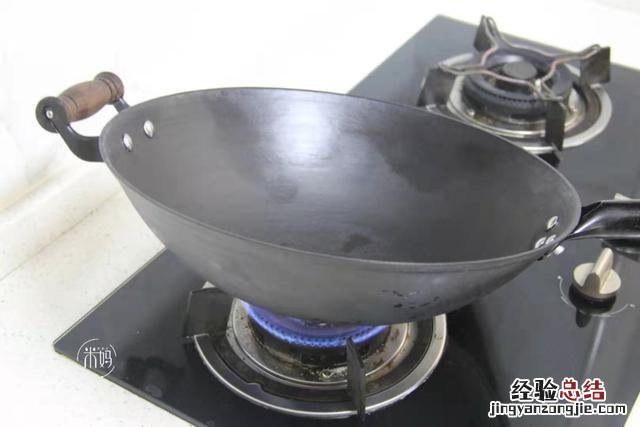 不粘锅铁锅开锅的正确方法 铁锅怎么开锅可以达到不粘锅的效果