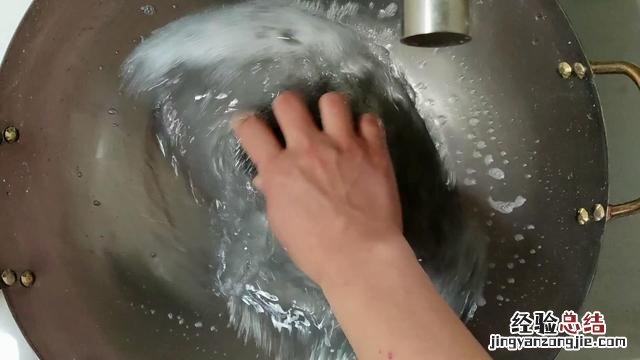 不粘铁锅正确开锅方法 新铁锅使用前如何处理不生锈不粘锅