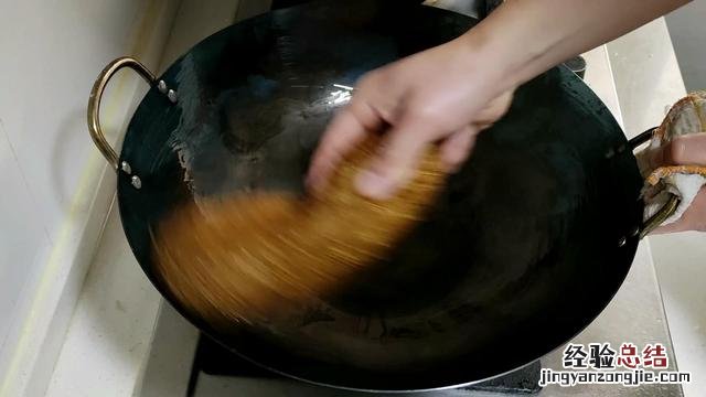 不粘铁锅正确开锅方法 新铁锅使用前如何处理不生锈不粘锅
