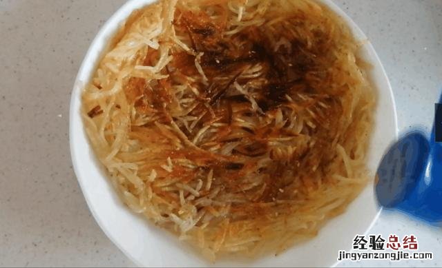 土豆只需要三样东西就做出美食 今天教大家土豆的新吃法