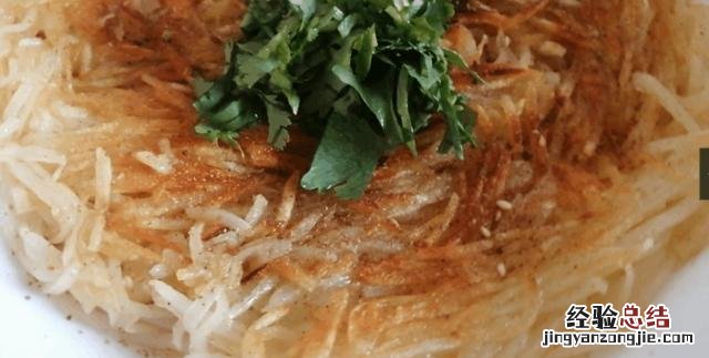 土豆只需要三样东西就做出美食 今天教大家土豆的新吃法