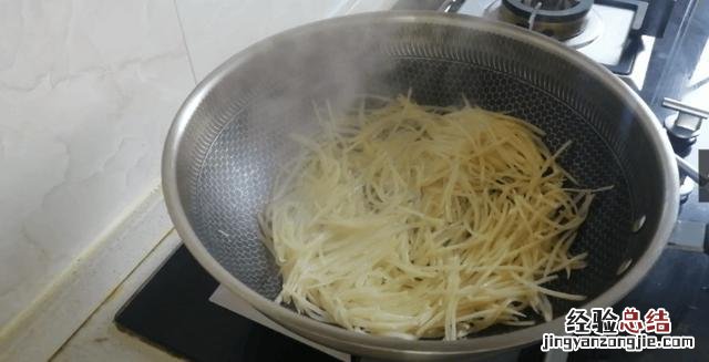 土豆只需要三样东西就做出美食 今天教大家土豆的新吃法