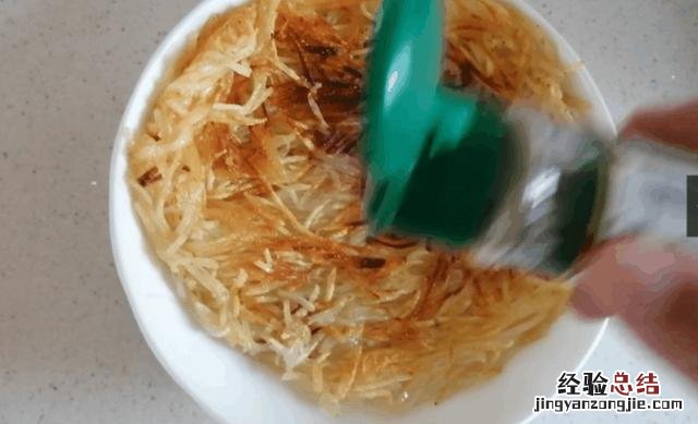 土豆只需要三样东西就做出美食 今天教大家土豆的新吃法