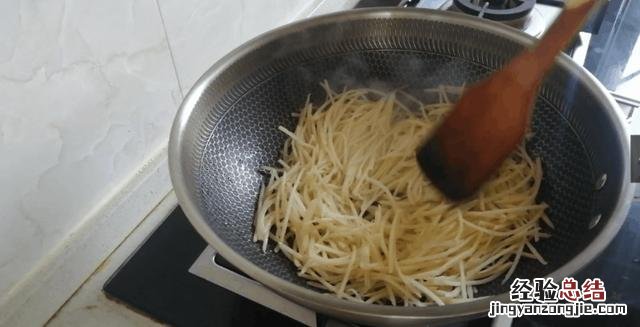 土豆只需要三样东西就做出美食 今天教大家土豆的新吃法