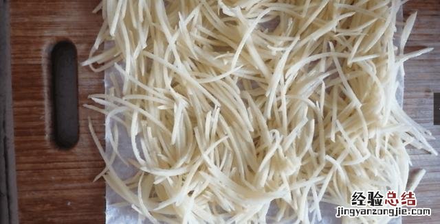 土豆只需要三样东西就做出美食 今天教大家土豆的新吃法