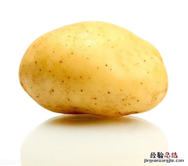 土豆只需要三样东西就做出美食 今天教大家土豆的新吃法