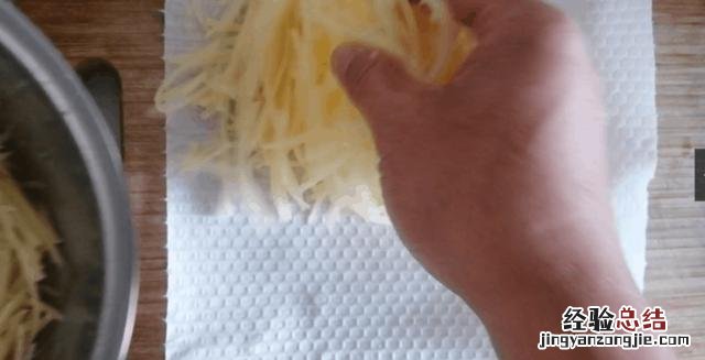 土豆只需要三样东西就做出美食 今天教大家土豆的新吃法