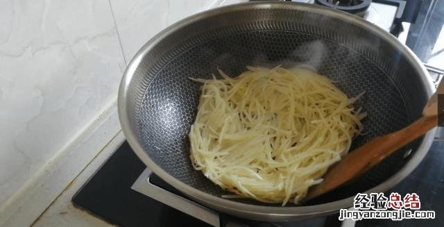 土豆只需要三样东西就做出美食 今天教大家土豆的新吃法