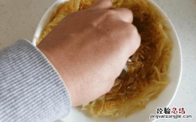 土豆只需要三样东西就做出美食 今天教大家土豆的新吃法