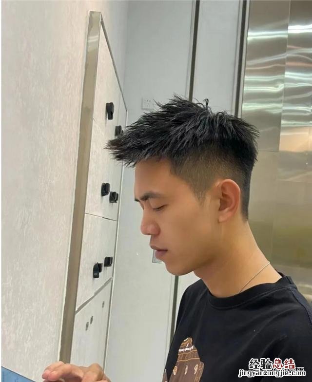 今年流行的男士发型怎么剪好看 男生头发怎么立体有型