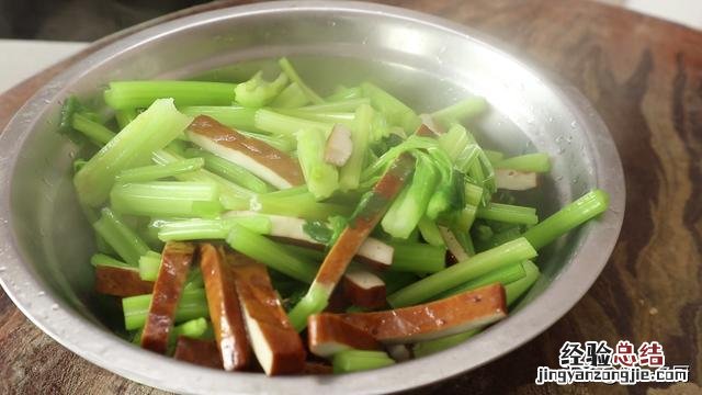 芹菜清脆爽口香干软嫩入味 芹菜炒香干怎么做