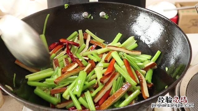 芹菜清脆爽口香干软嫩入味 芹菜炒香干怎么做