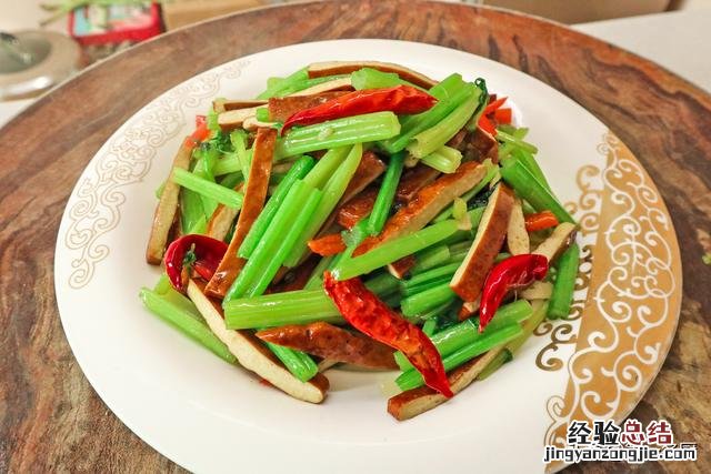 芹菜清脆爽口香干软嫩入味 芹菜炒香干怎么做