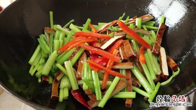 芹菜清脆爽口香干软嫩入味 芹菜炒香干怎么做