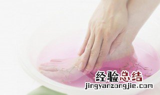 白醋泡脚可以治脚气吗 能不能用白醋泡脚治脚气