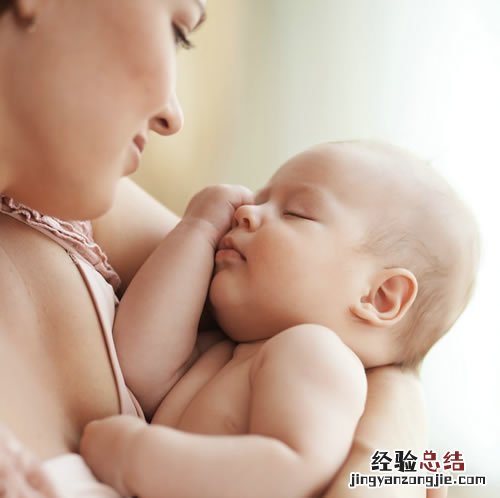 抱着宝宝睡觉到底好不好呀 抱着宝宝睡觉到底好不好