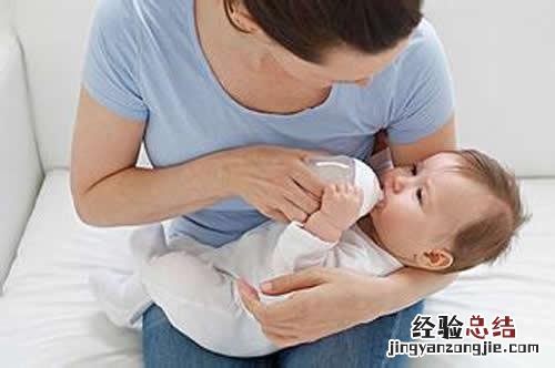 新生儿出生后多久可以喝水喝奶 新生儿可以喝水吗