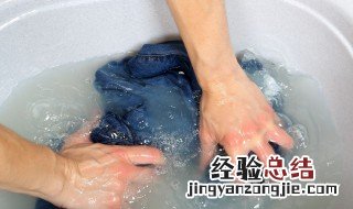 洗深色衣服怎么不褪色 洗深色衣服怎么不褪色的视频