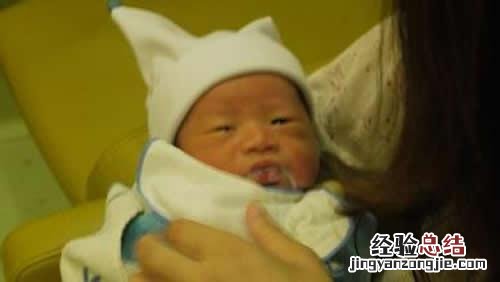 新生儿吐奶严重怎么办 新生儿吐奶严重怎么办,一吃完就吐