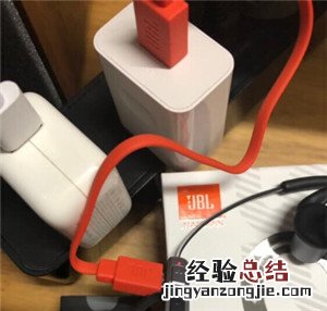 JBL Reflect Contour 2.0耳机怎么充电