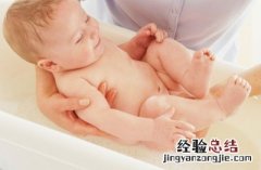 如何给新生儿洗澡视频 如何给新生儿洗澡