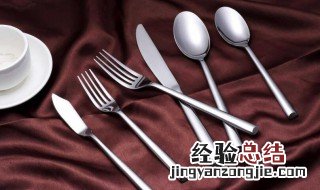 西餐刀叉用哪个手 西餐刀叉用哪个手拿