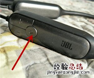 JBL V150NC耳机怎么控制音乐播放