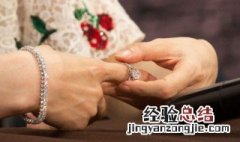 女人戒指戴中指是什么意思 女的中指戴戒指啥意思