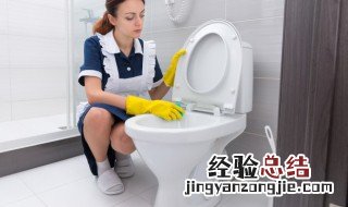马桶下面两个大孔怎么安装