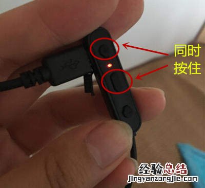 漫步者W280BT耳机怎么恢复出厂设置