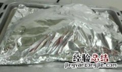 铝箔可以放在烤箱里烤吗 铝箔可以放在烤箱里面加热吗